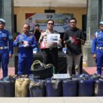 Polda Jatim Gagalkan Penyelundupan Solar Subsidi ke Kalimantan, Tersangka Asal Blora Diamankan*