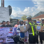 Hari Lalu Lintas ke-71: Satlantas Polres Ende Turun ke Jalan – Bagi Sembako, Ajak Pengemudi Ojek Jadi Pelopor Keselamatan.
