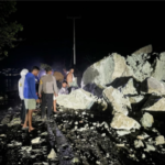 Longsor Tutup Jalan Trans Flores Km 33 – Polisi & Warga Bergerak Cepat, Jalan Kembali Bisa Dilalui.