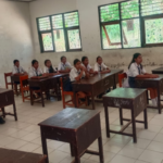 Polidik Polsek Maurole Sambangi SMPN Keliwumbu: Polisi Jadi Sahabat Pelajar, Bahas Bullying‑Narkoba, dan Ajak Gunakan AI dengan Bijak.
