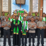 Polres Ende Hadir di Gereja Syalom: Sampaikan Pesan Kasih Sekaligus Edukasi Lalu Lintas untuk Jemaat.